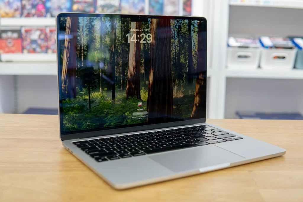 2022 MacBook Air 13 inch MLXY3 Silver M2 /8GB/256 - 99% 1 84415 9