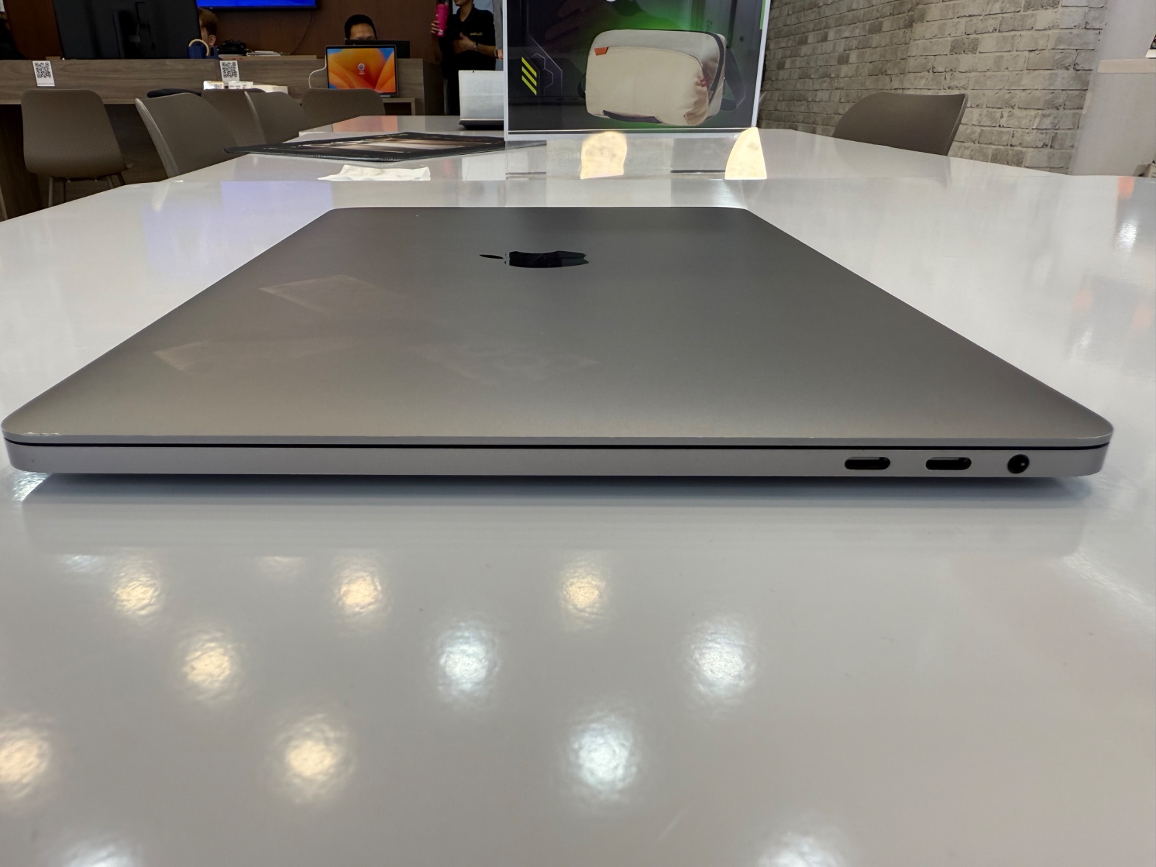 2018 MacBook Pro MR9R2 13" Space Gray i5 2.3/8GB/512GB 1 macbook cu sieu re 01