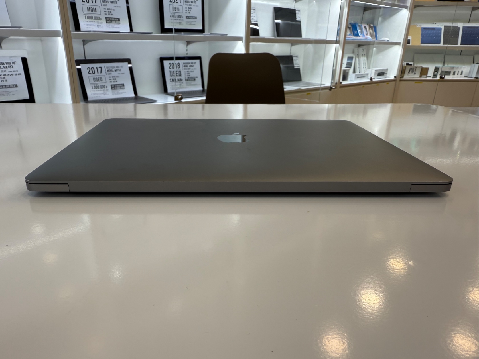 2018 MacBook Pro MR9R2 13" Space Gray i5 2.3/8GB/512GB 2 macbook cu sieu re 02