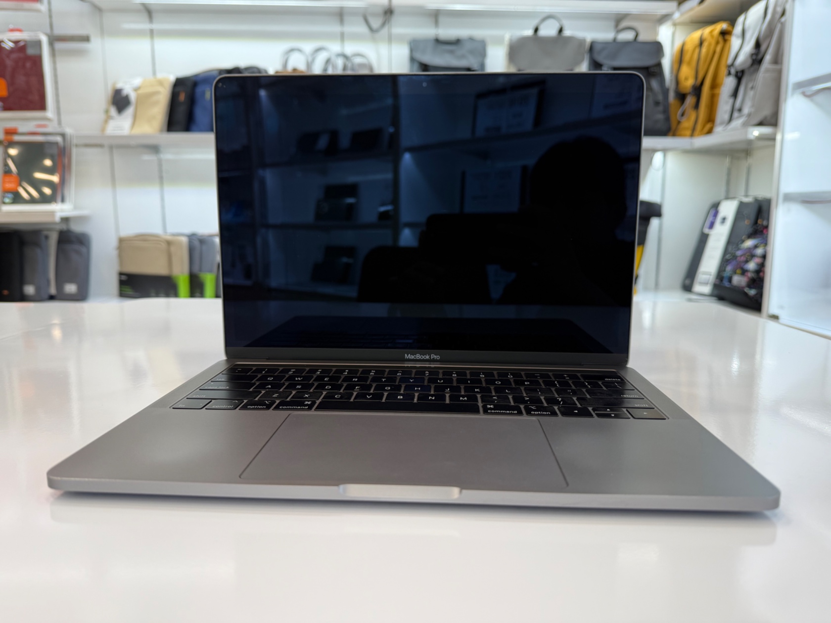2018 MacBook Pro MR9R2 13" Space Gray i5 2.3/8GB/512GB 4 macbook cu sieu re 04