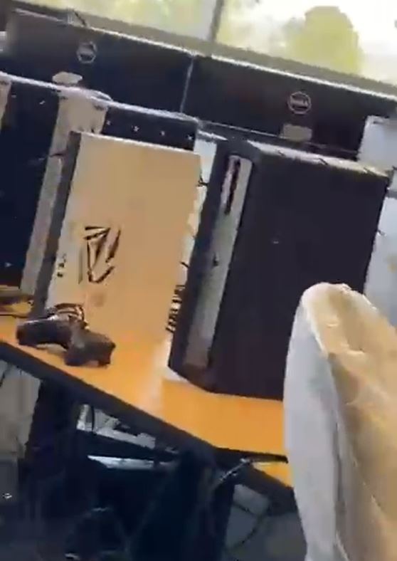 Văn Phòng Rockstar Bị Rò Rỉ Thông Tin Lộ Hình Ảnh GTA VI Trên Dev Kit PS5 & Xbox Series 6 rockstar lo hinh anh gta vi tren dev kit ps5 xbox series 2