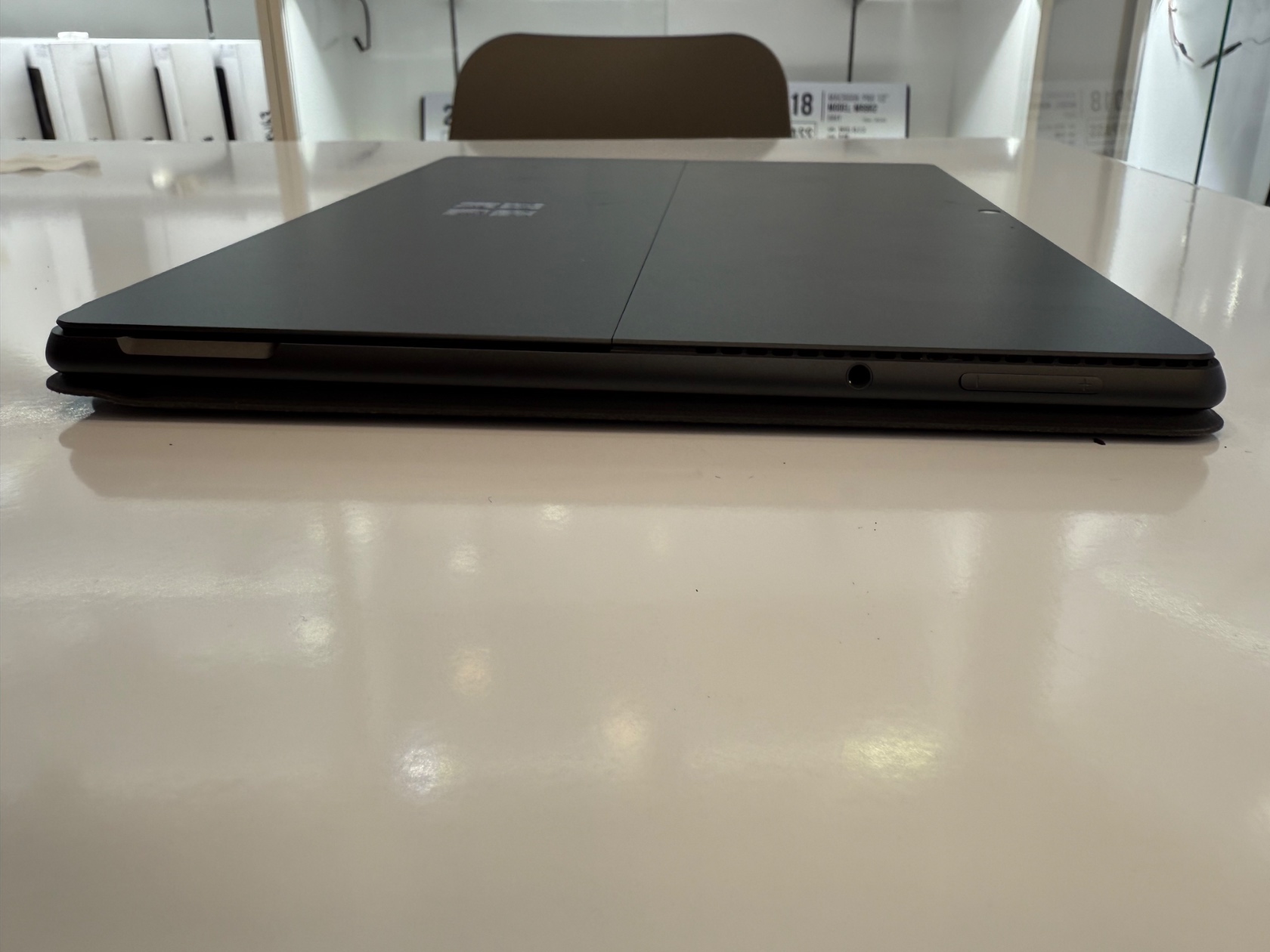 Surface Pro 8 i7-16-512 Graphite + Signature Keyboard With Slim Pen 2 - Secondhand 4 surface pro 8 secondhand 04